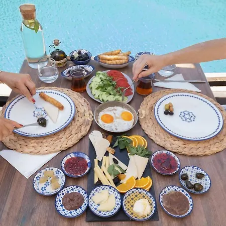 Jera Alacati Hotel *